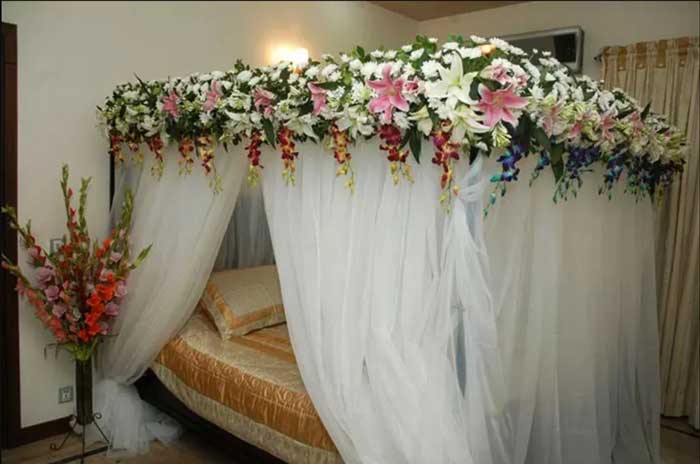 تزیین تخت خواب عروس به سبک اروپایی با چتر گل های ارکیده